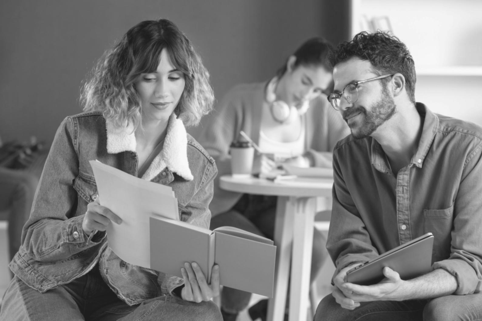 Gruppo di professionisti in discussione durante una sessione formativa