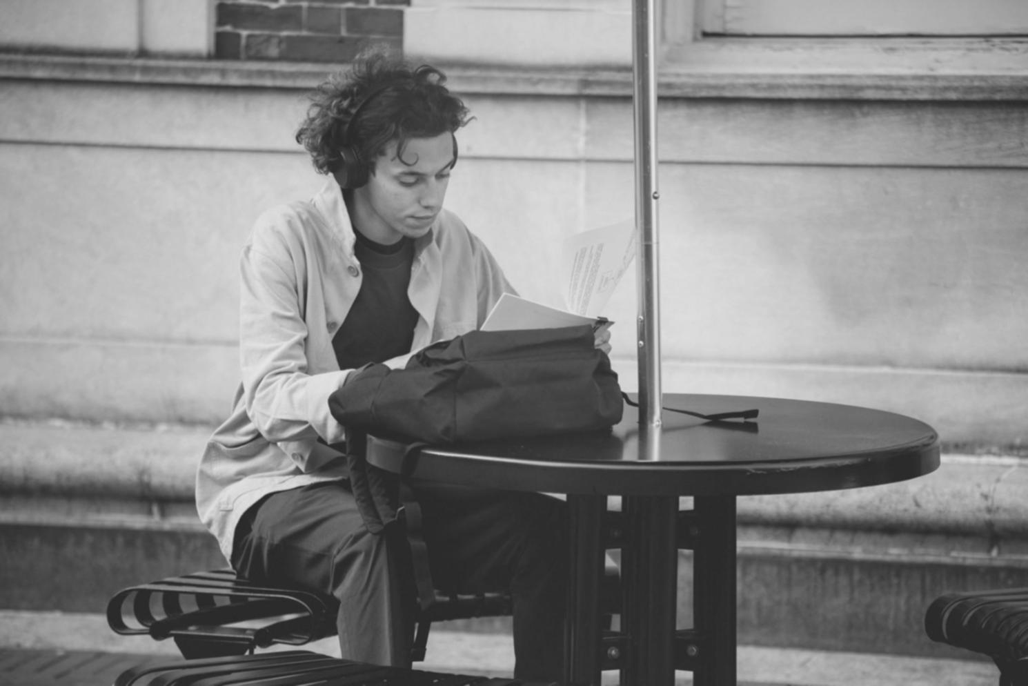Documentazione legale e codici deontologici su una scrivania