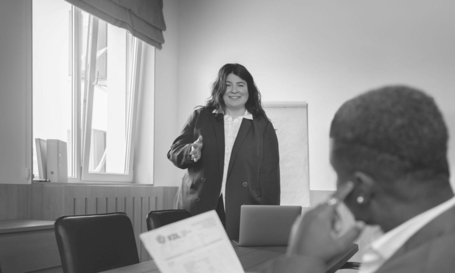 Professionista che studia documenti legali in ambiente professionale