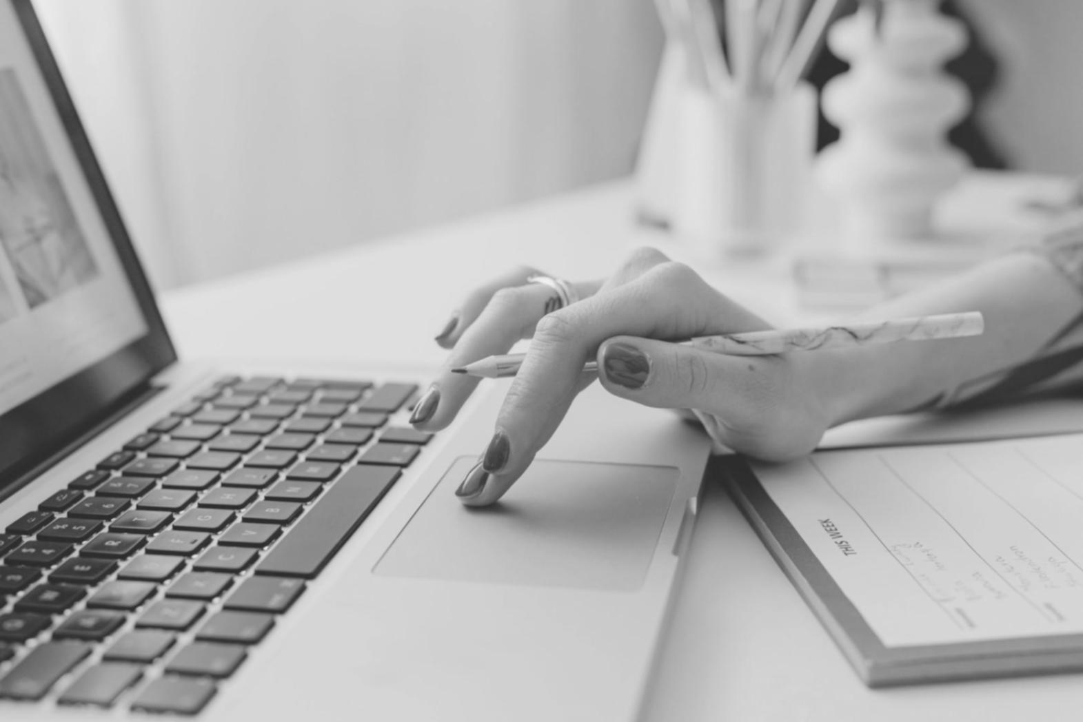 Aula di formazione con discussione di gruppo su casi etici legali