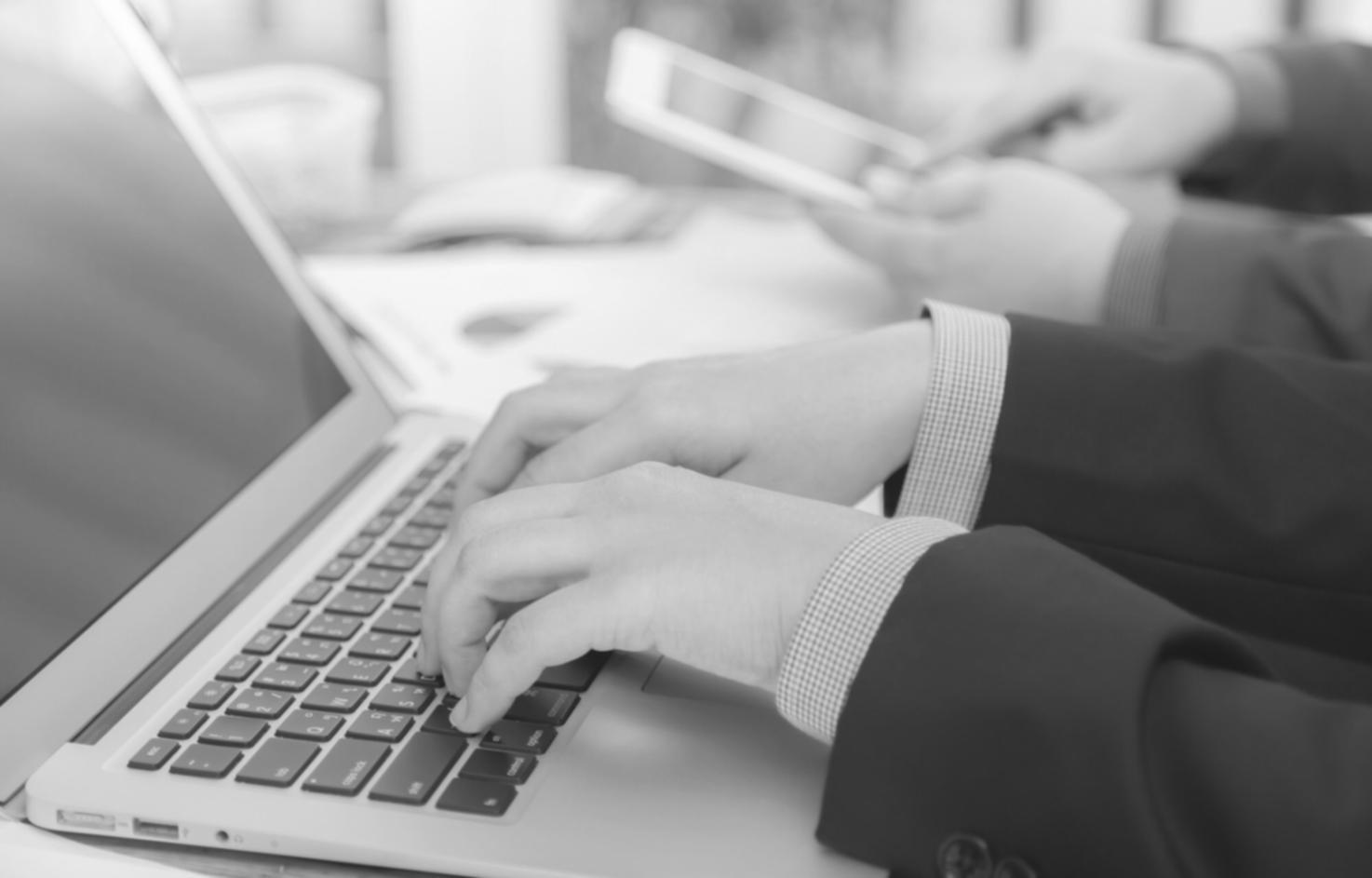 Ambiente di lavoro collaborativo con professionisti legali