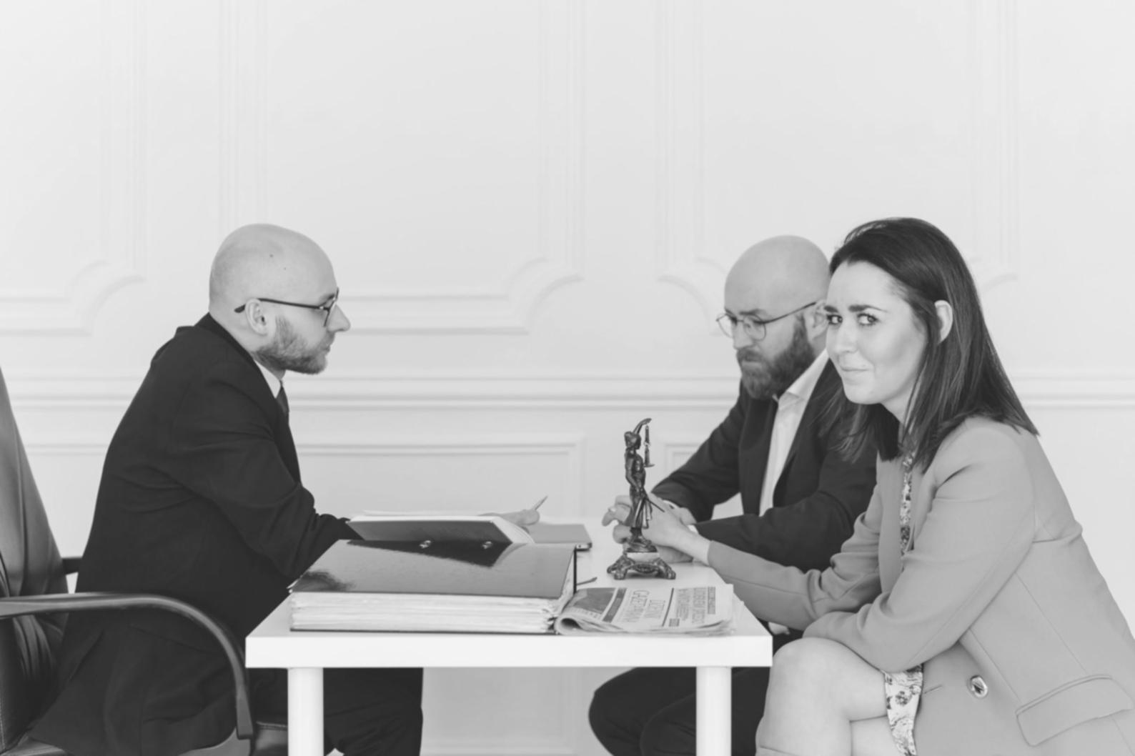 Professionisti legali durante una sessione di formazione etica